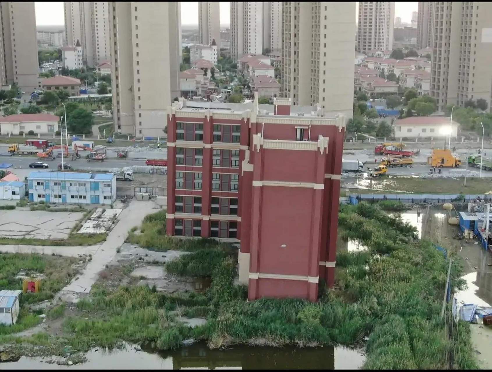 津南八里台地面的严重沉降事件,是对周边碧桂园建筑工程质量的重要