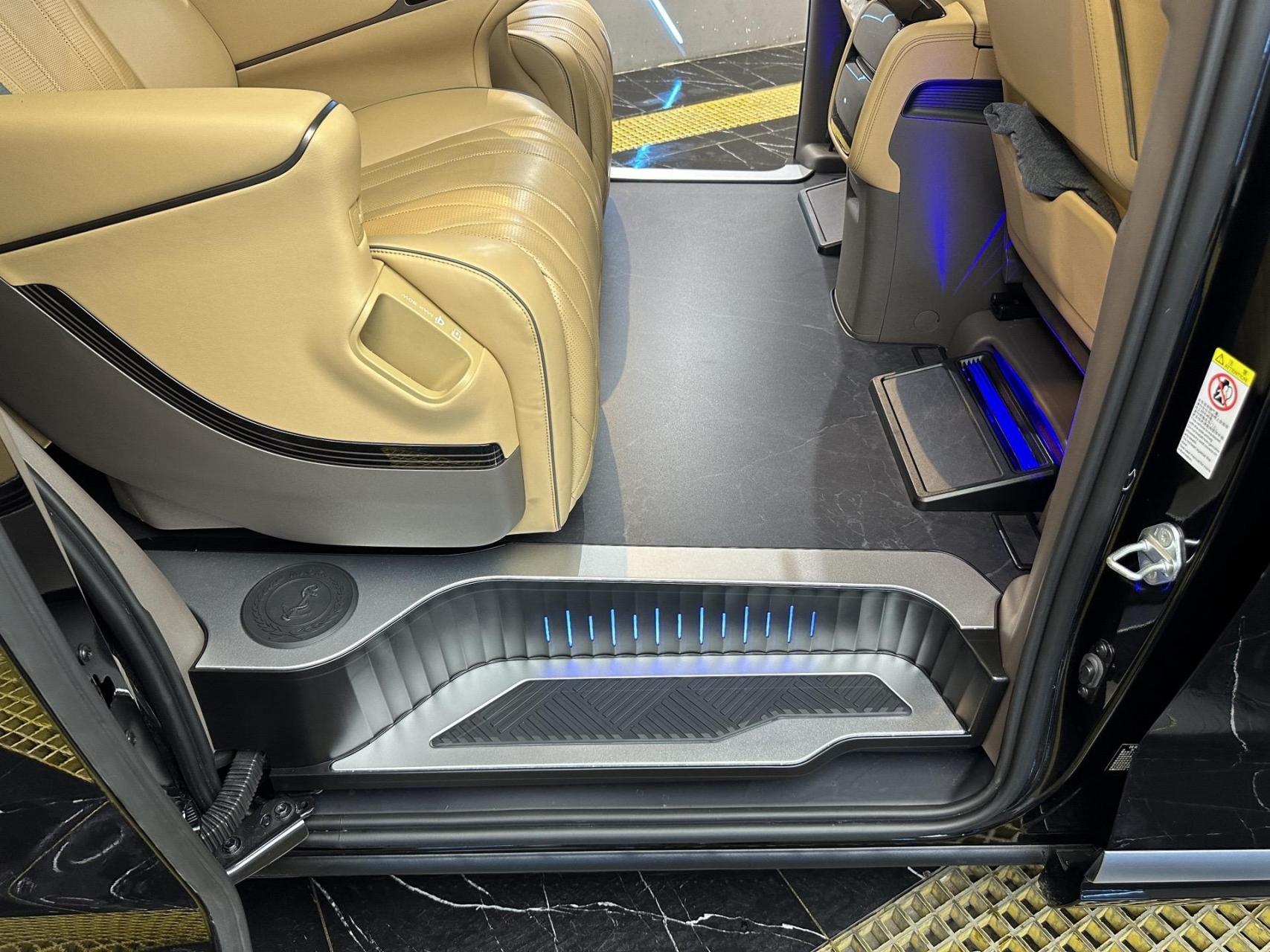 腾势d9内饰升级.商务车的内饰论好打理首选绝对是木地板