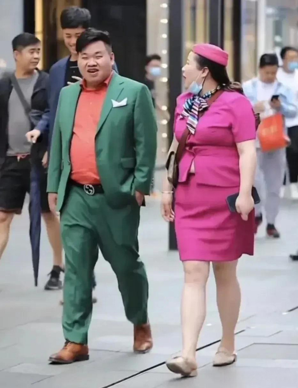 有一种不要脸叫做"自信",真不知这照片中的两男女哪来的自信,明目张胆