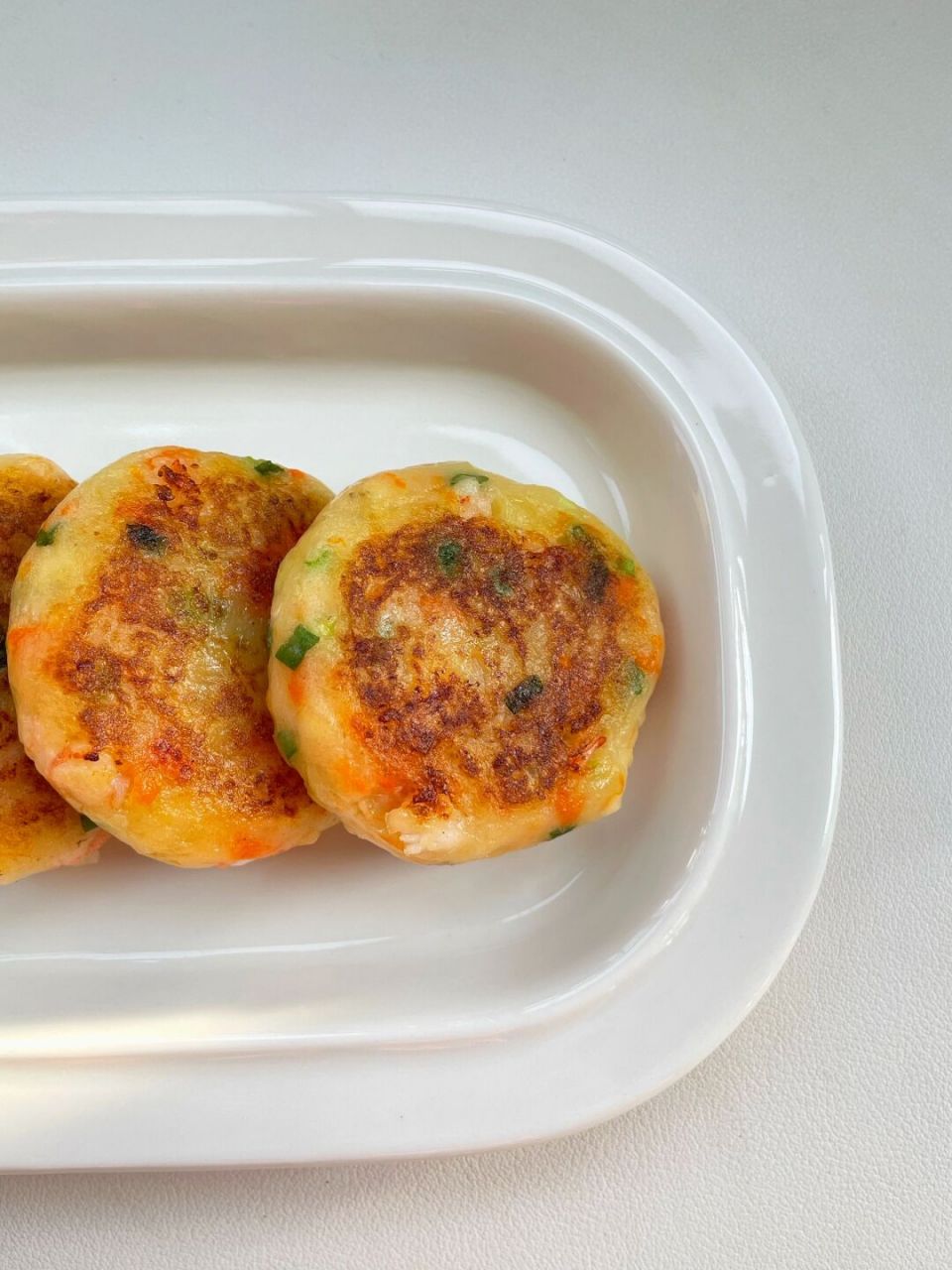 10m 宝宝辅食|土豆鲜虾饼,鲜香软糯~ 多给宝宝引进手指食物可以有效