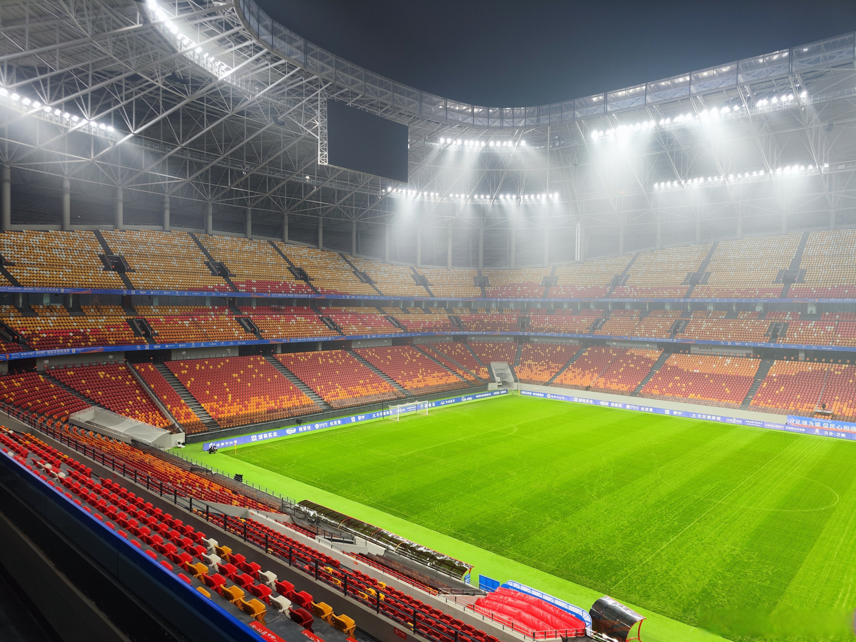 重庆龙兴专业足球场,1104重庆铜梁龙vs乌拉圭u20.#重庆#球场很漂亮!