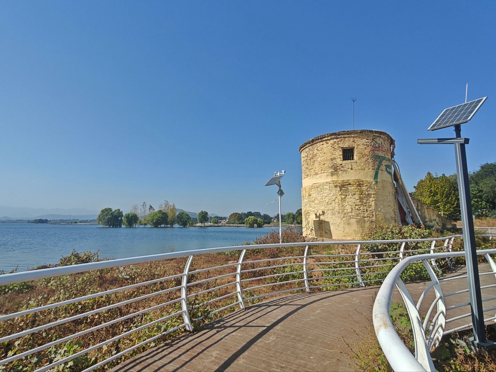 石家庄元氏县蟠龙湖 秋季是蟠龙湖水位最高的时期,宽阔的湖面仿佛大海