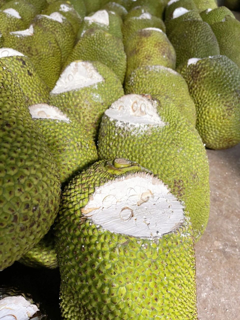 而且并不是直接涂抹在果肉上,它和果肉之间还隔着一层菠萝蜜丝,所以