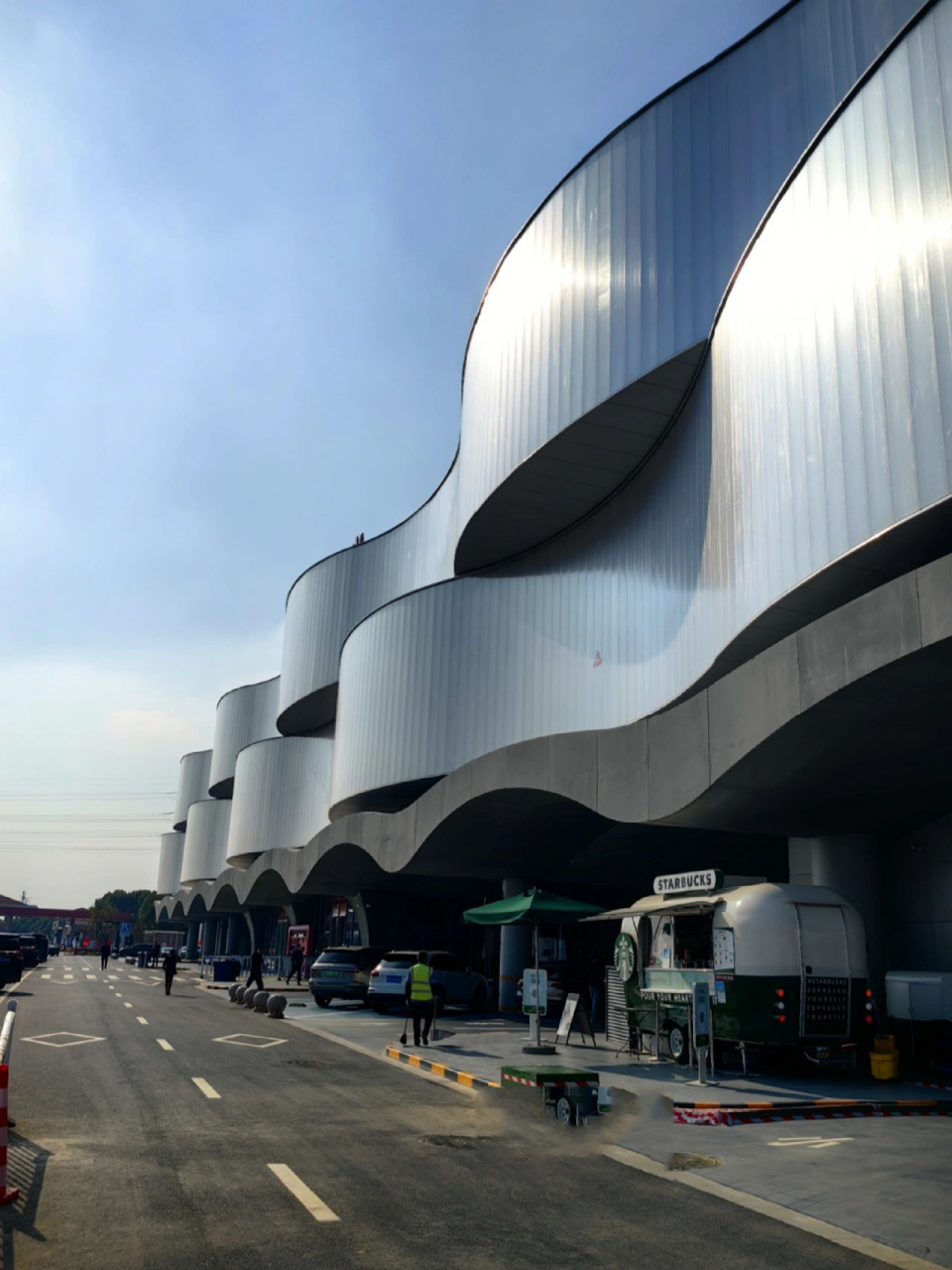 g60高速嘉兴服务区"南湖映波"       嘉兴服务区北区幕墙采用阳光板