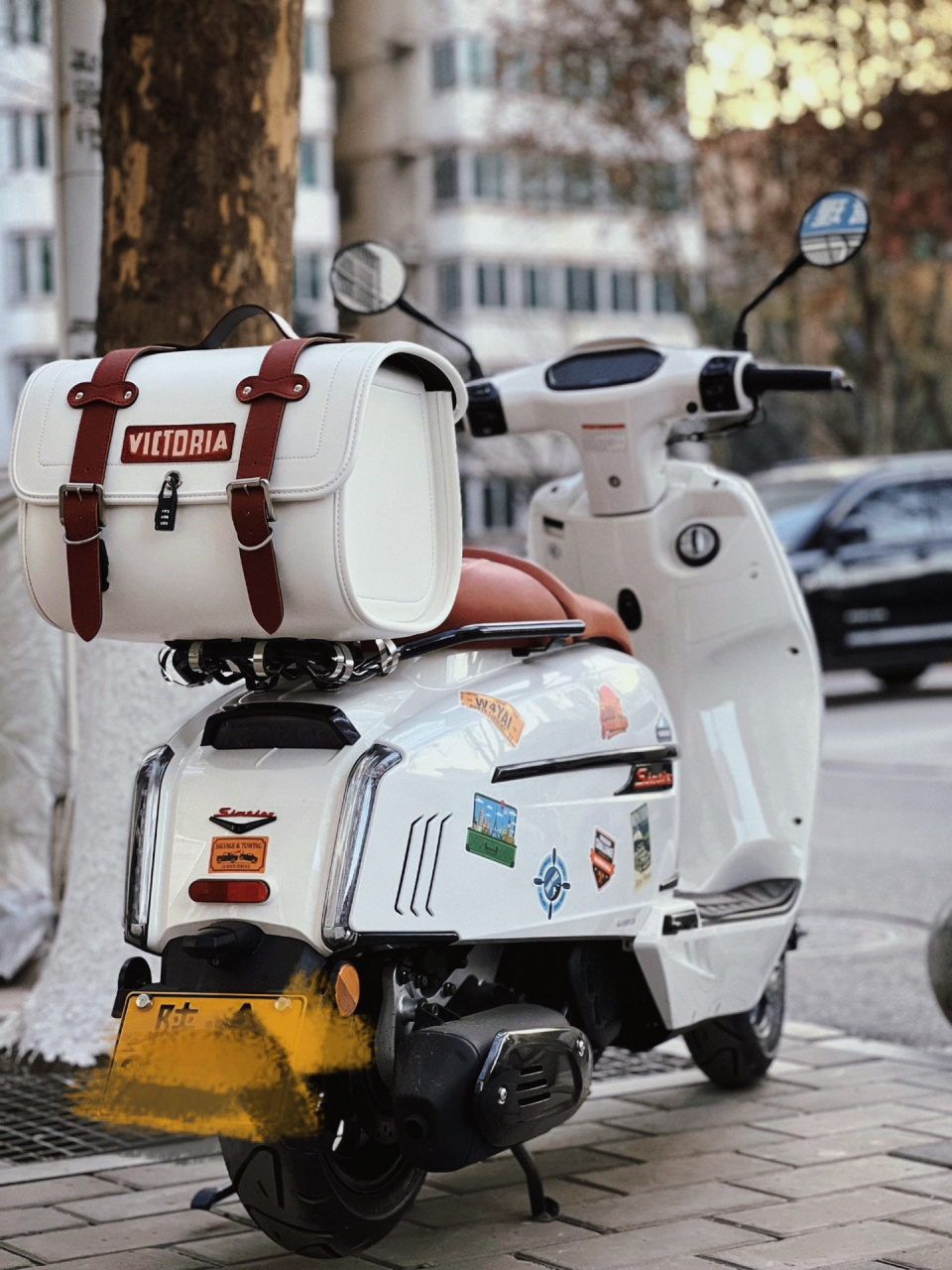 维多利亚摩托车  等加上风挡和小熊熊 一定会更好看的 买白色的好处就