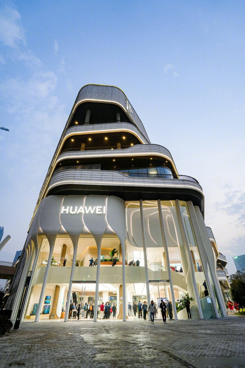 华为上海前滩太古里旗舰店开业,该店被称为华为最美旗舰店,也是迄今