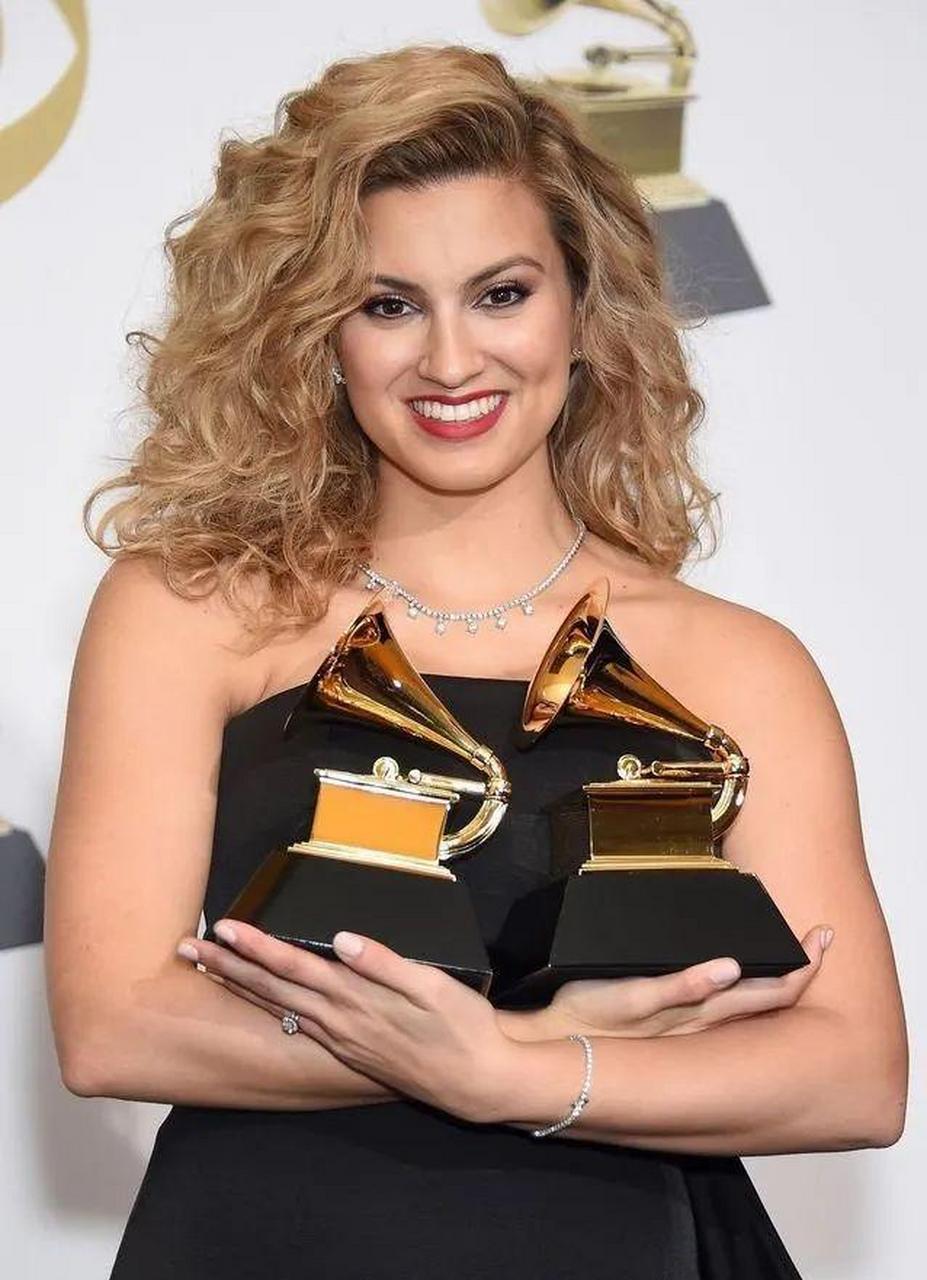 最近,30岁女歌手 tori kelly(托蕾·凯莉)中风住院,情况垂危!