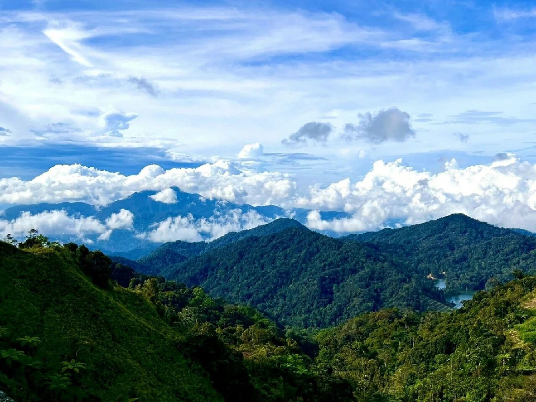 云顶的建筑群位于海拔1772米的鸟鲁卡里山7215,云雾缭绕如云海中