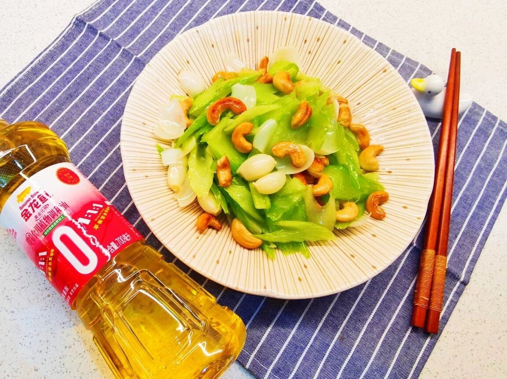 减脂清肠9215养颜美食97西芹百合炒腰果 西芹百合炒腰果,质嫩脆