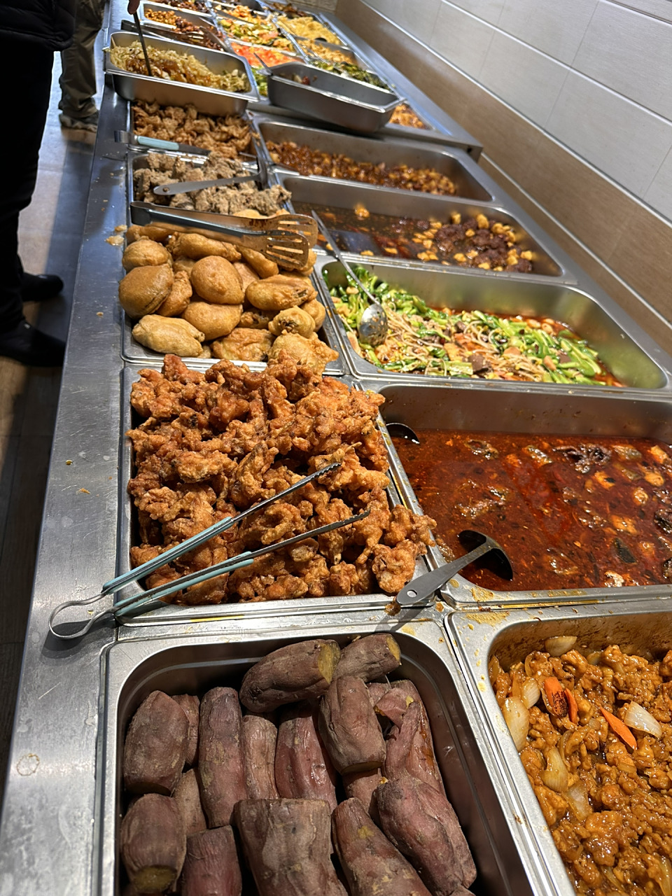 沈阳新发现一家好吃的自助盒饭 铁西南十二路和齐贤街交叉口的位置,自