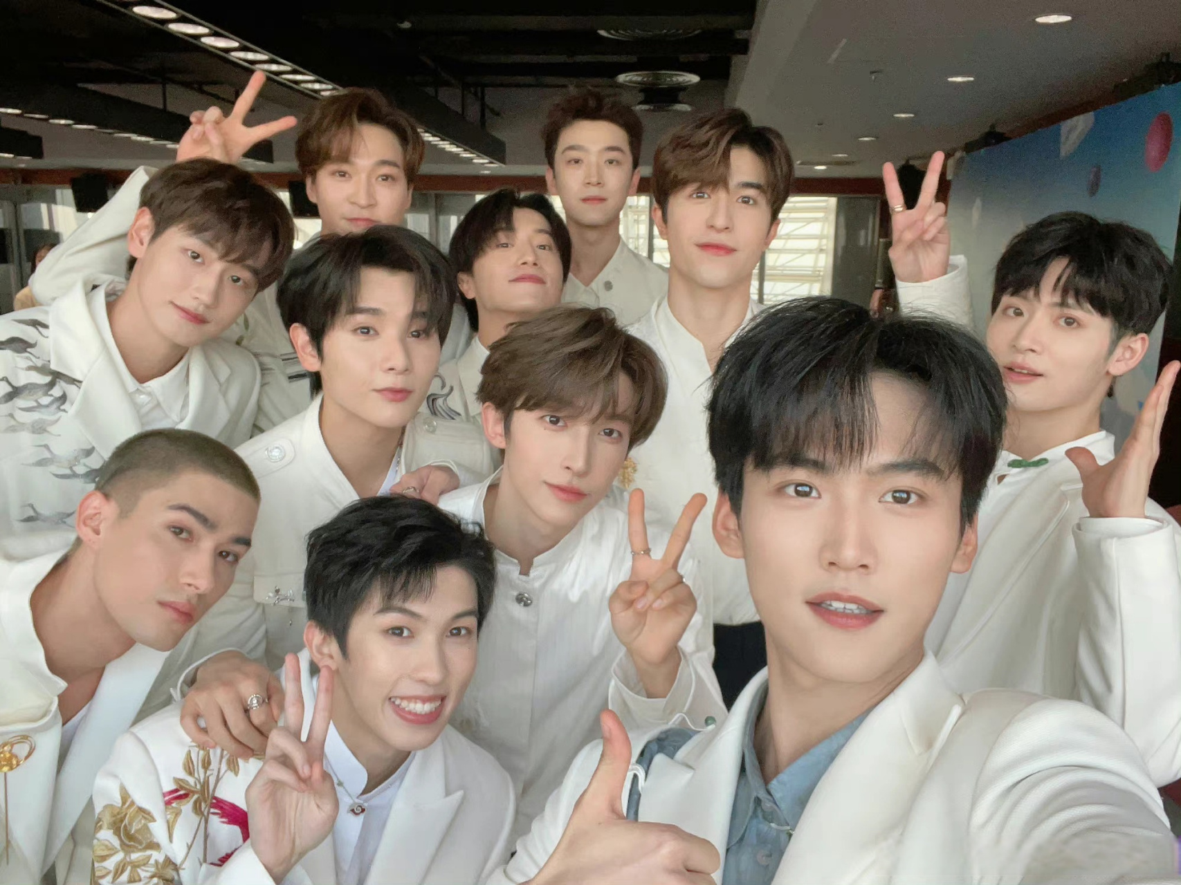 周柯宇晒into1合照,你get到了谁