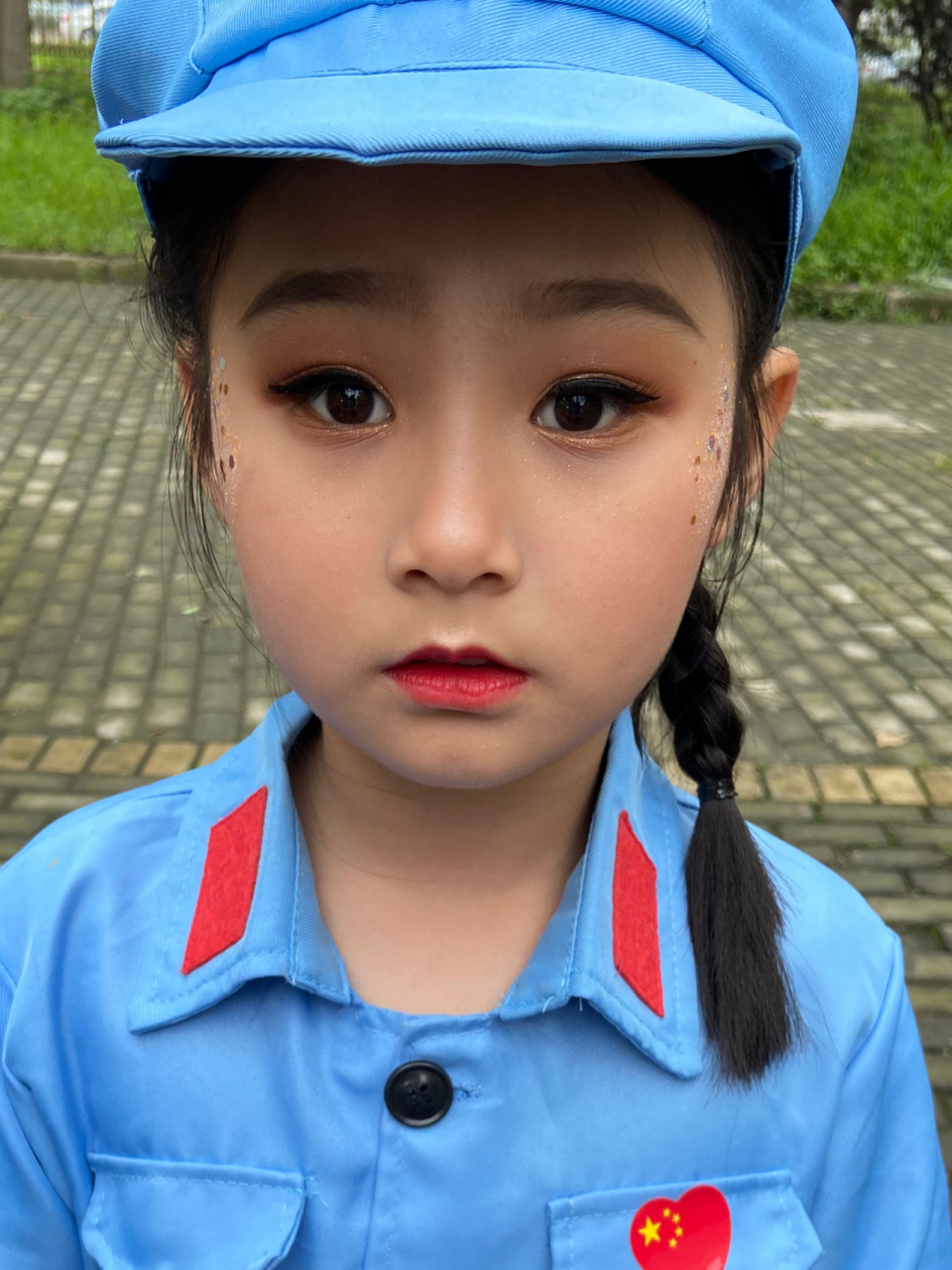继上次的红色眼影有人私信我能不能出个大地色的演讲主持妆容