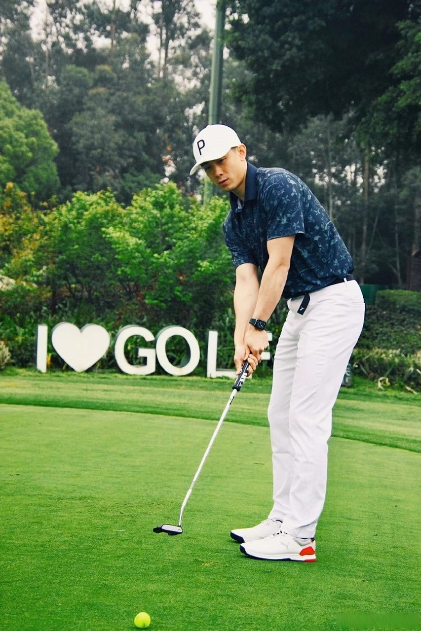 赵继伟高尔夫穿搭    赵继伟pg 发布微博晒自己打高尔夫瞬间!