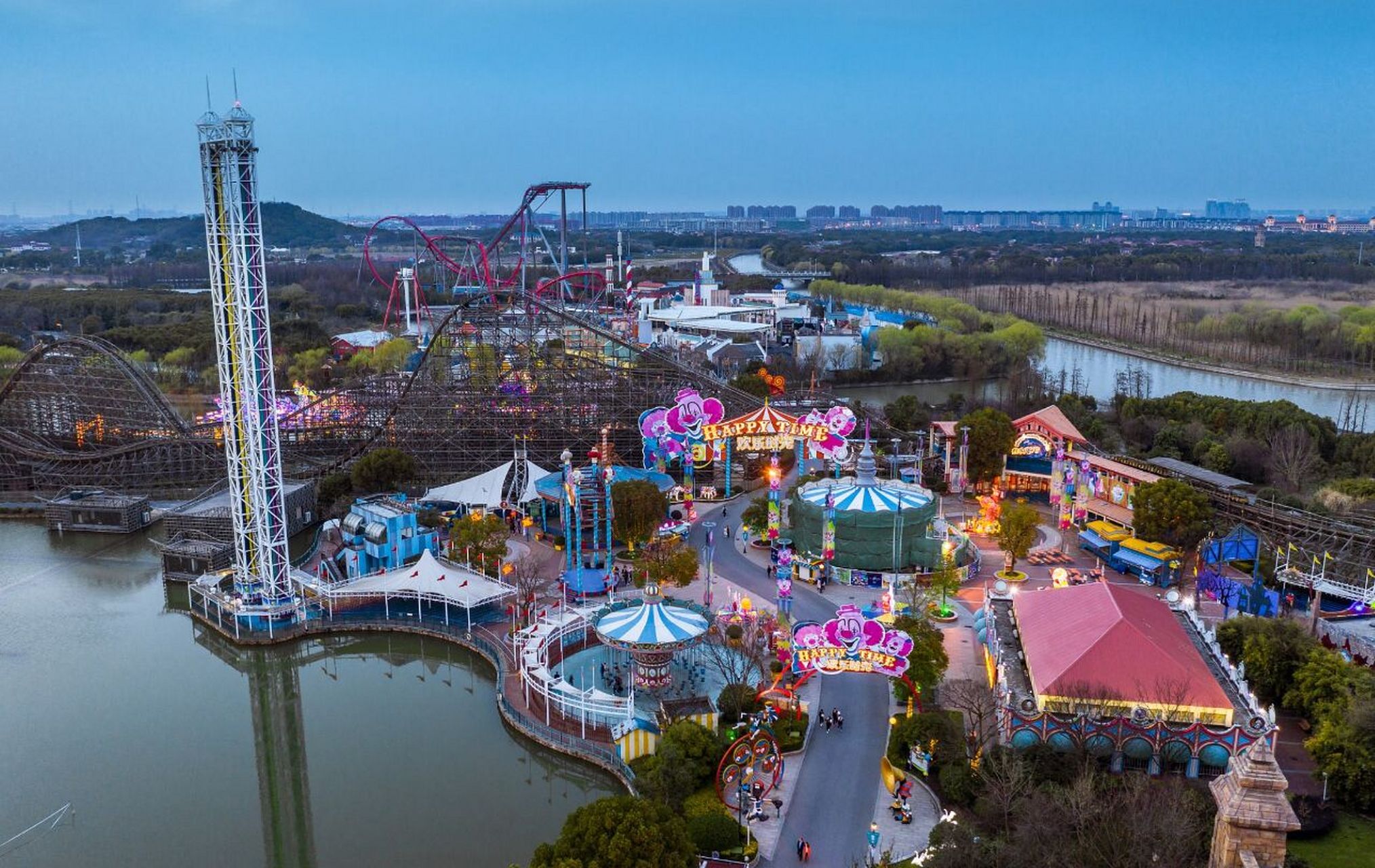 上海欢乐谷是位于中国上海市松江区的一个大型主题公园,于2006年开业.