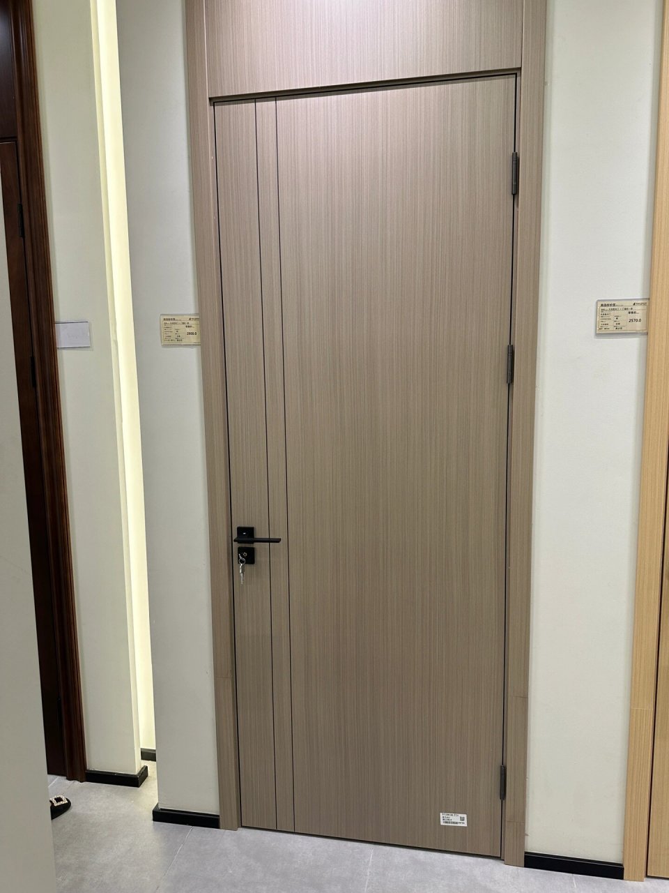 入户门套,垭口,卧室门和踢脚线颜色要统一吗 我家黑白灰风格,今天去看