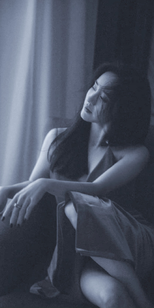 王智,黑白质感格调好身材美腿写真壁纸组图