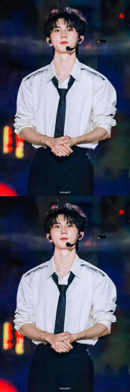 疯狂舔图～  近日马嘉祺在青春芒果夜的白衬衫领带加金丝眼镜造型