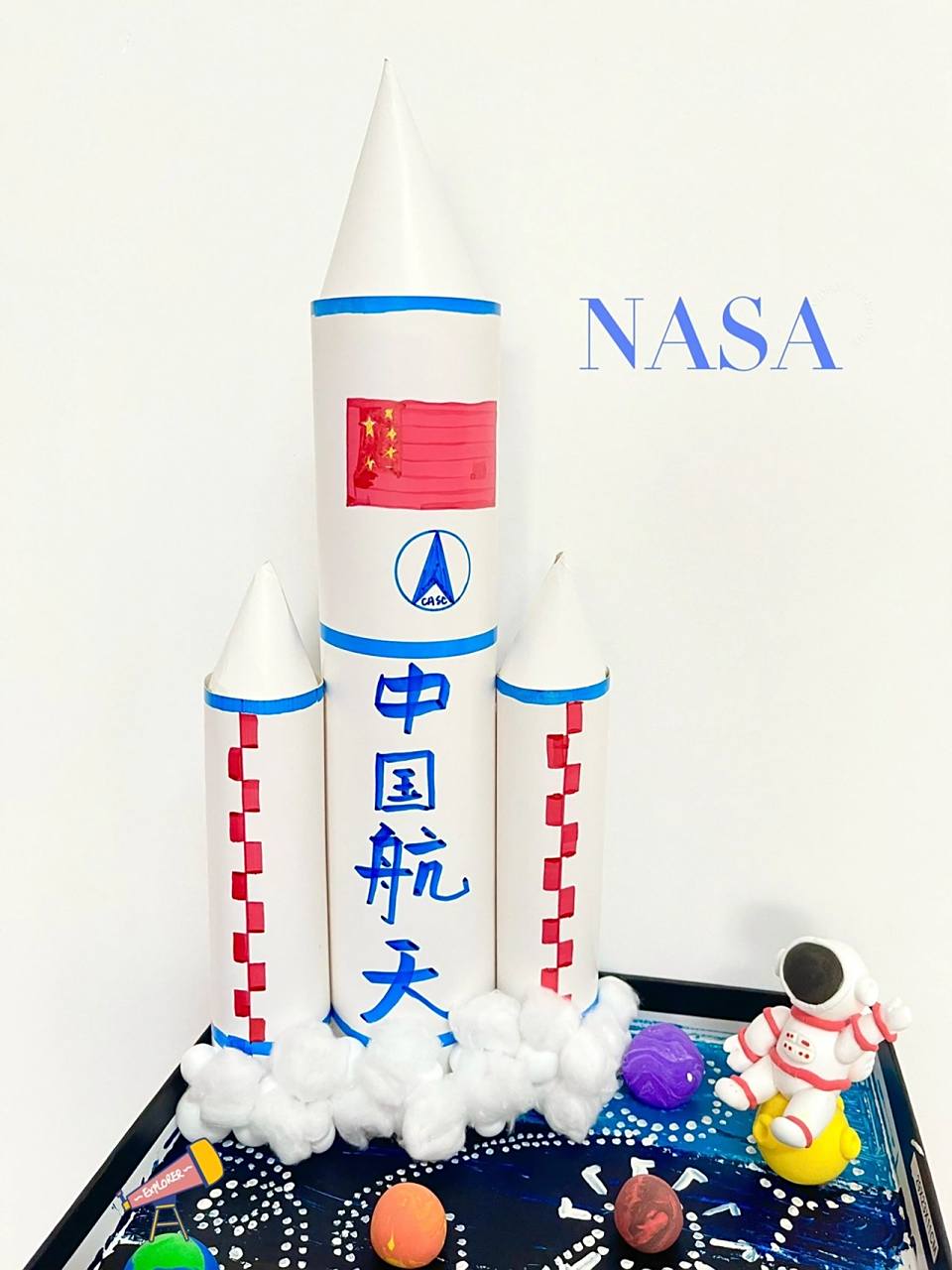 探索太空 儿子幼儿园手工作品 1.底部用废旧鞋盒盖 2.