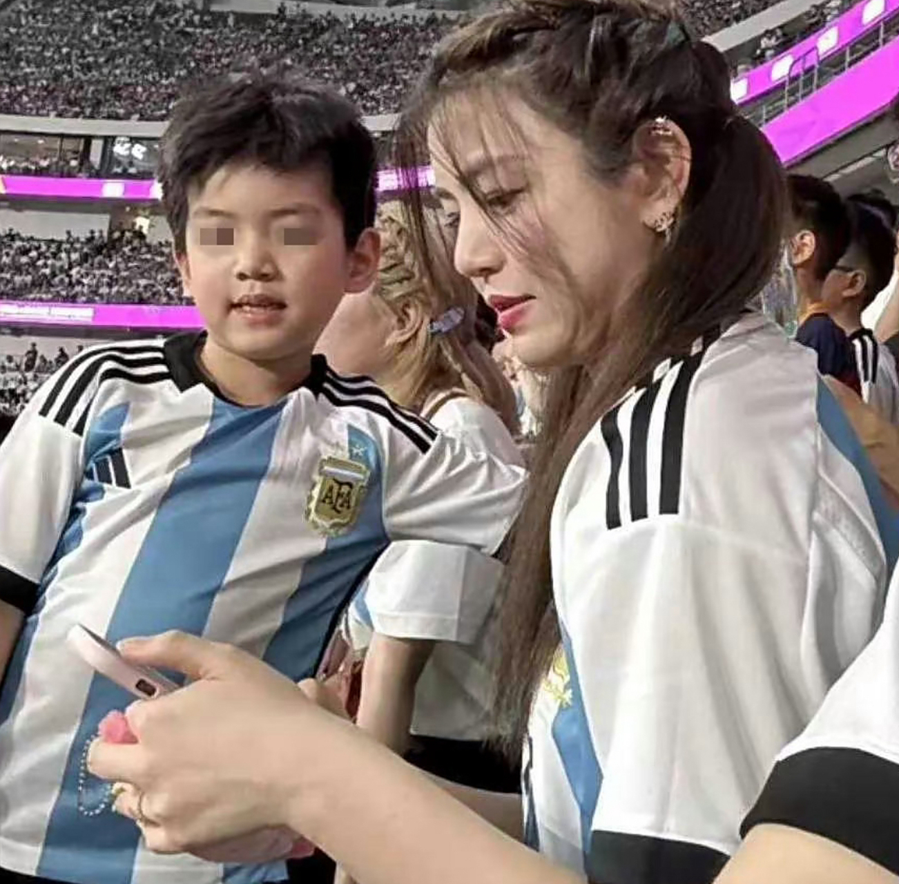 陈妍希带着儿子去看梅西比赛,而她的小儿子陈睦辰正脸曝光.