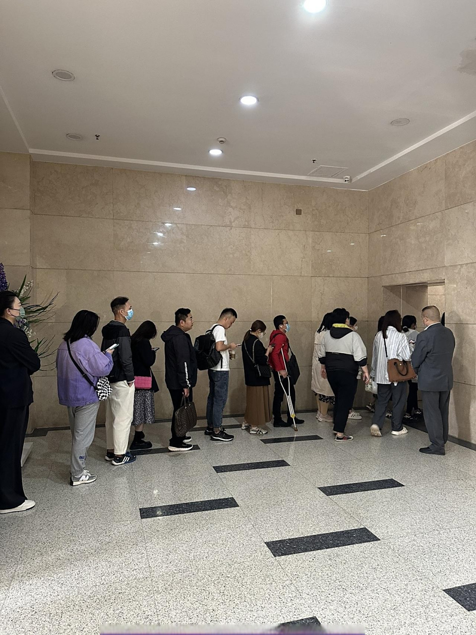 招银大厦位置挺好,办公室视野也挺开阔,就是电梯排队太严重,地下车库