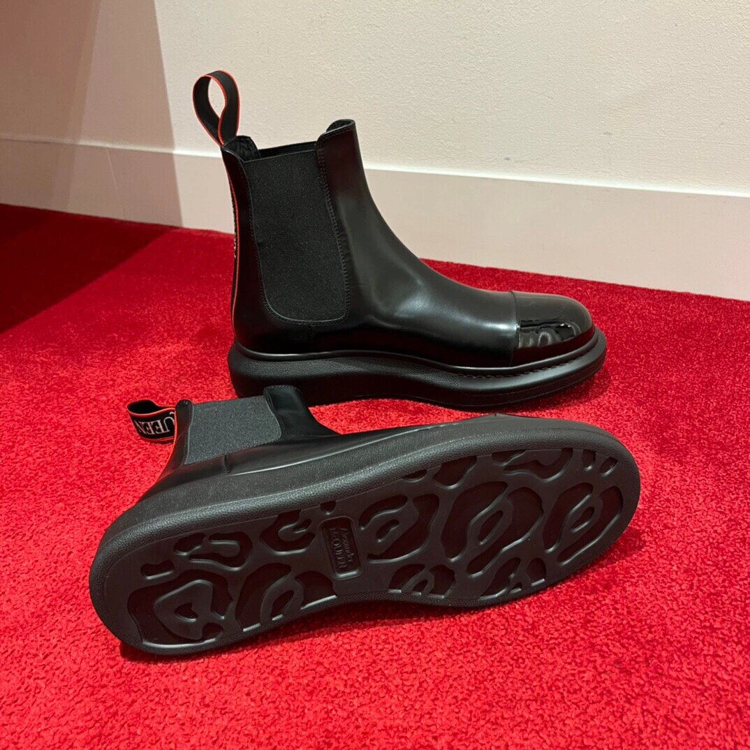 国内现货 mcqueen 麦昆 男士黑色马丁靴 折扣 2990 人民币 41.44 码
