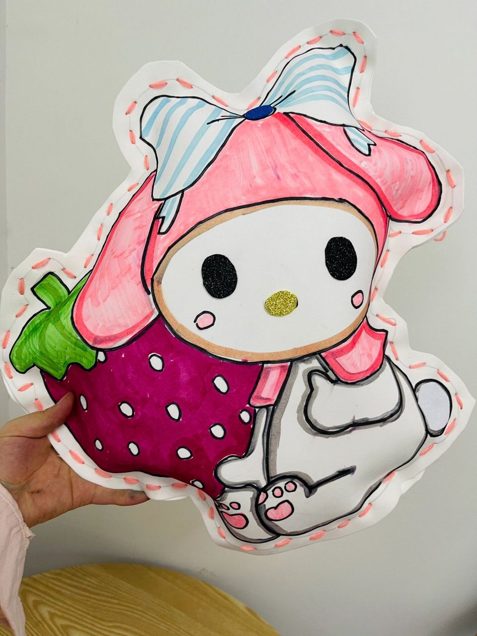 抱枕制作方法 1:材料准备 2毫米白色海绵纸50*90,闪片背胶海绵纸,马克