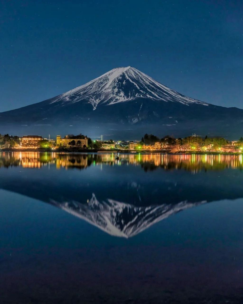 富士山下的樱花夜景图片