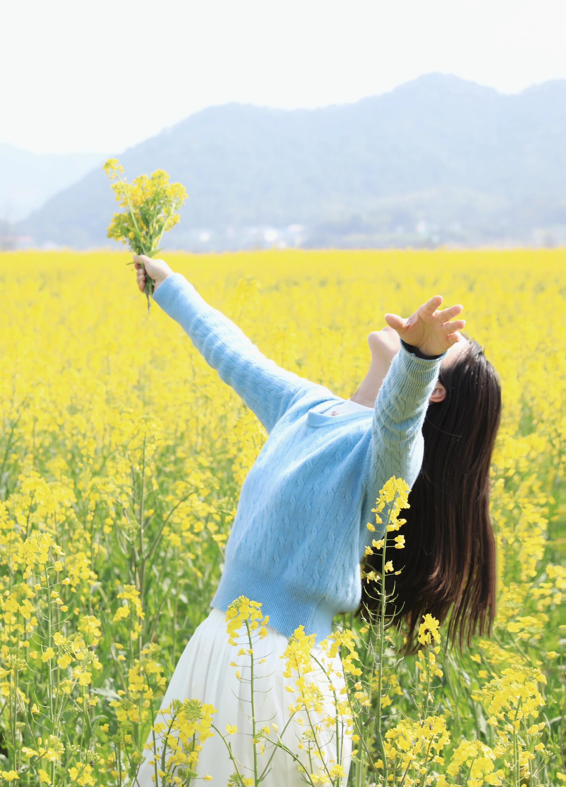 油菜花人物照片唯美图片