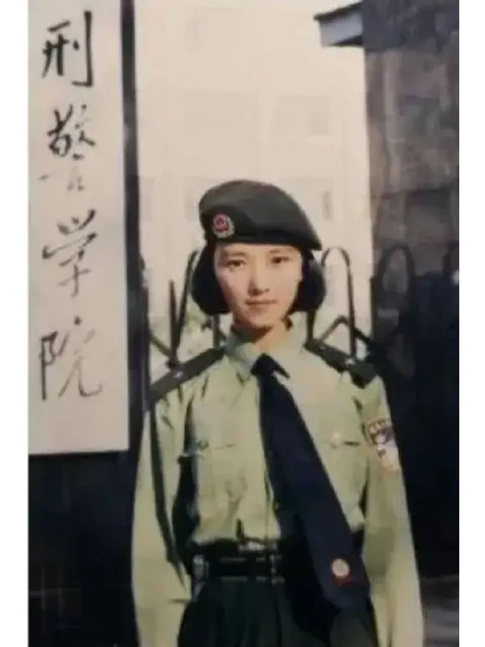 这张照片拍摄于1996年,辽宁省沈阳市中国刑事警察学院校门口,一名女