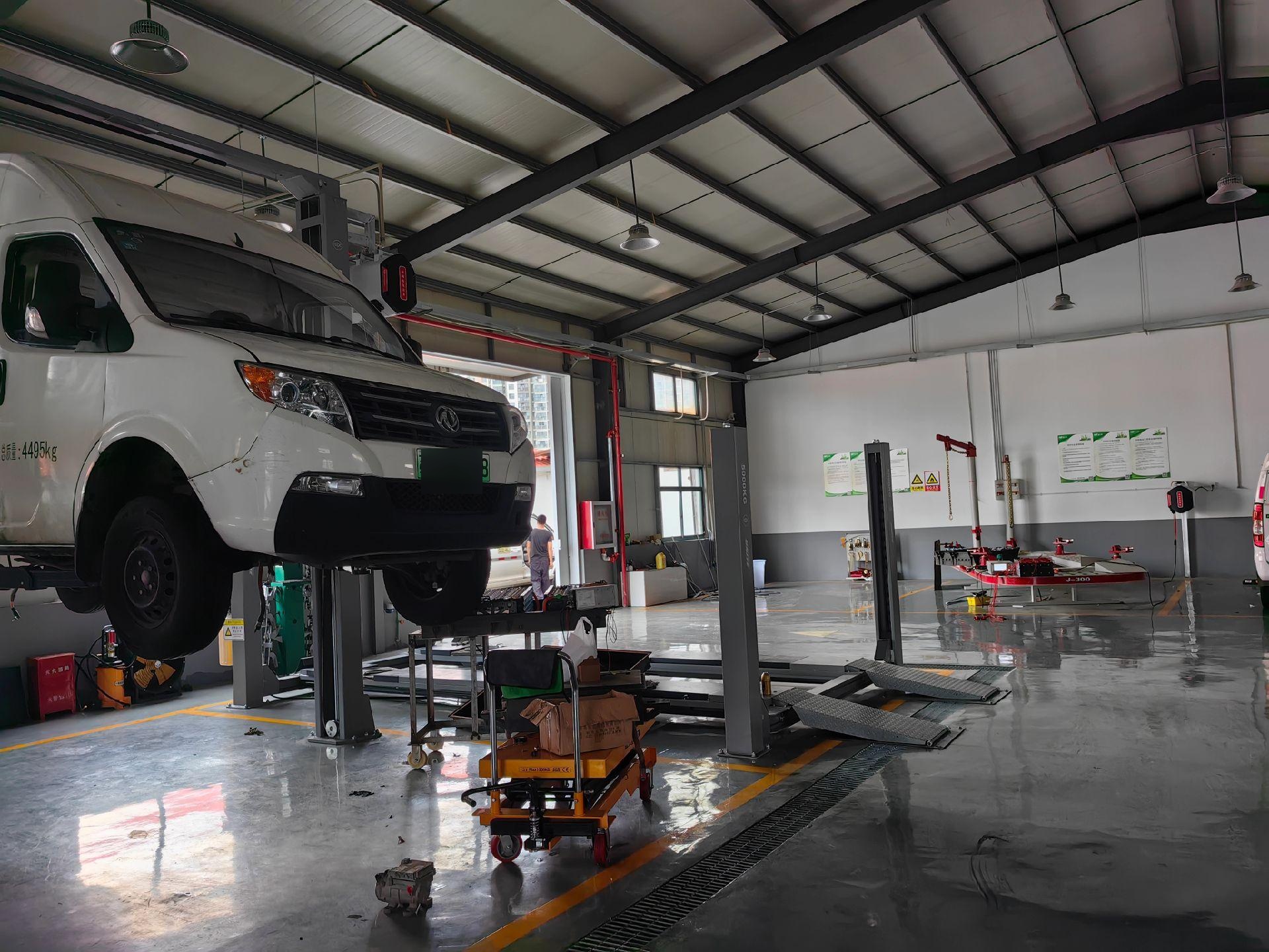 电池包脱落 所谓的某某服务站完全就是是个二把刀修理厂,最基本的螺丝