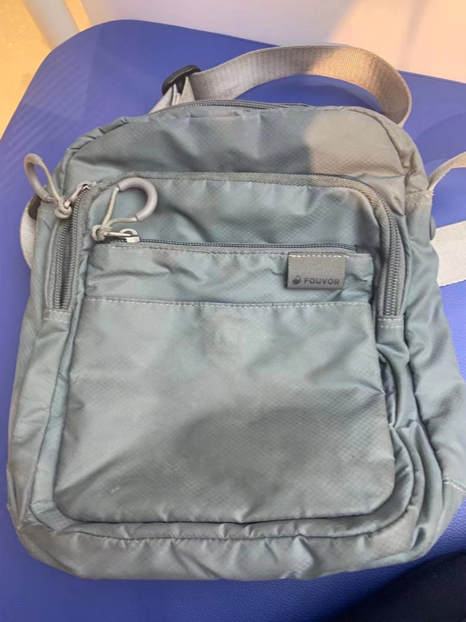 用了1年多,终于用破了,一个实干型的林晨老师,包包的每一寸布丝儿上都