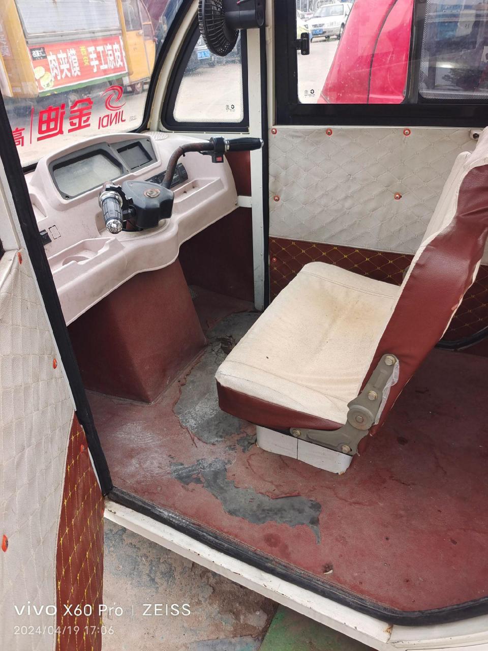 金迪全篷三轮车,去年12月份刚安装的新电瓶60付32安时的.