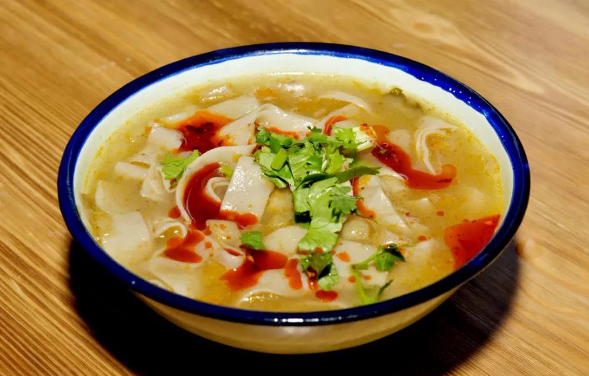 酸菜杂面是陕北经常能见到的一种面食,将和好的面团擀成薄片,切成宽