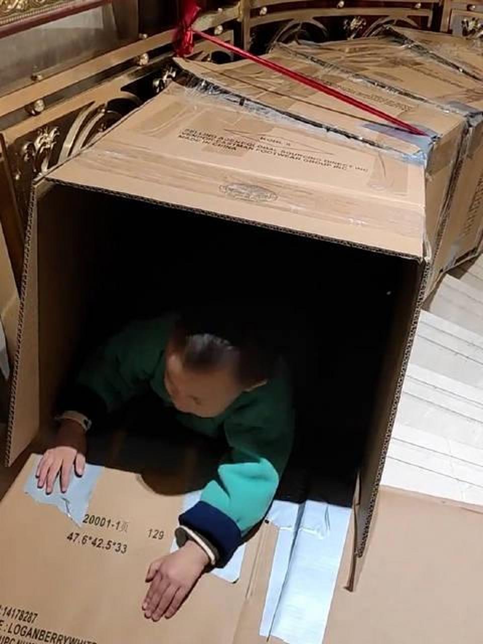 【4家长用废旧纸箱为孩子打造滑梯:孩子们都很喜欢】12月31日,福建