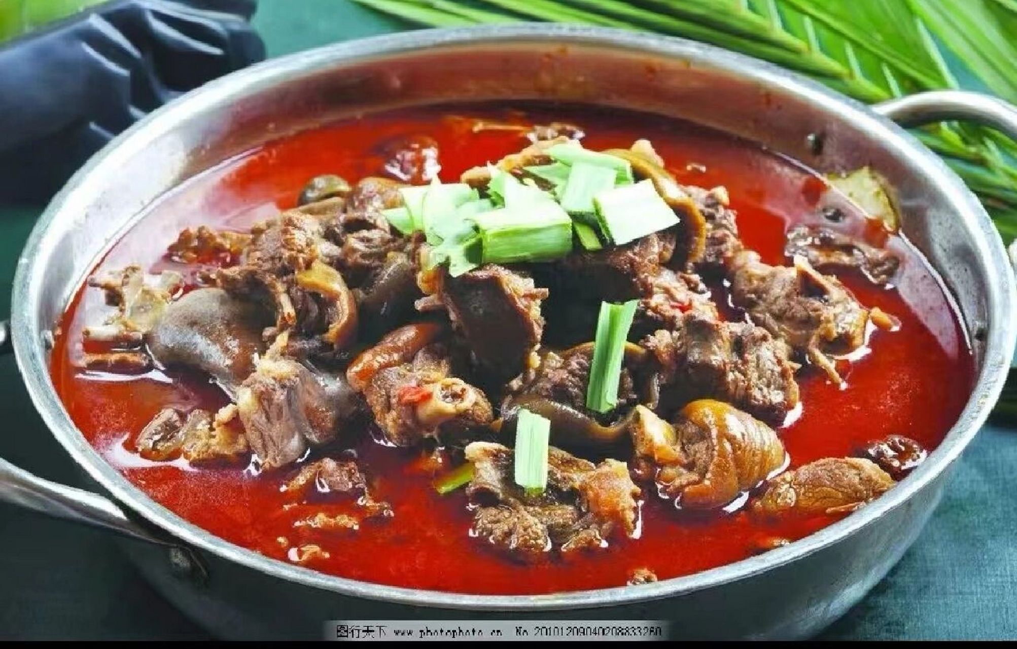 4,倒入掉水的狗肉,大97翻炒. 5,放盐,生抽.
