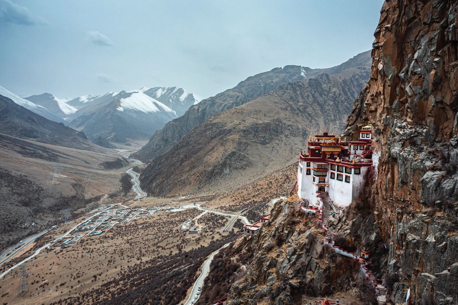 更震撼悬崖寺庙,拉萨当天可往返 拉萨林周县狮林寺,一座在手机地图上
