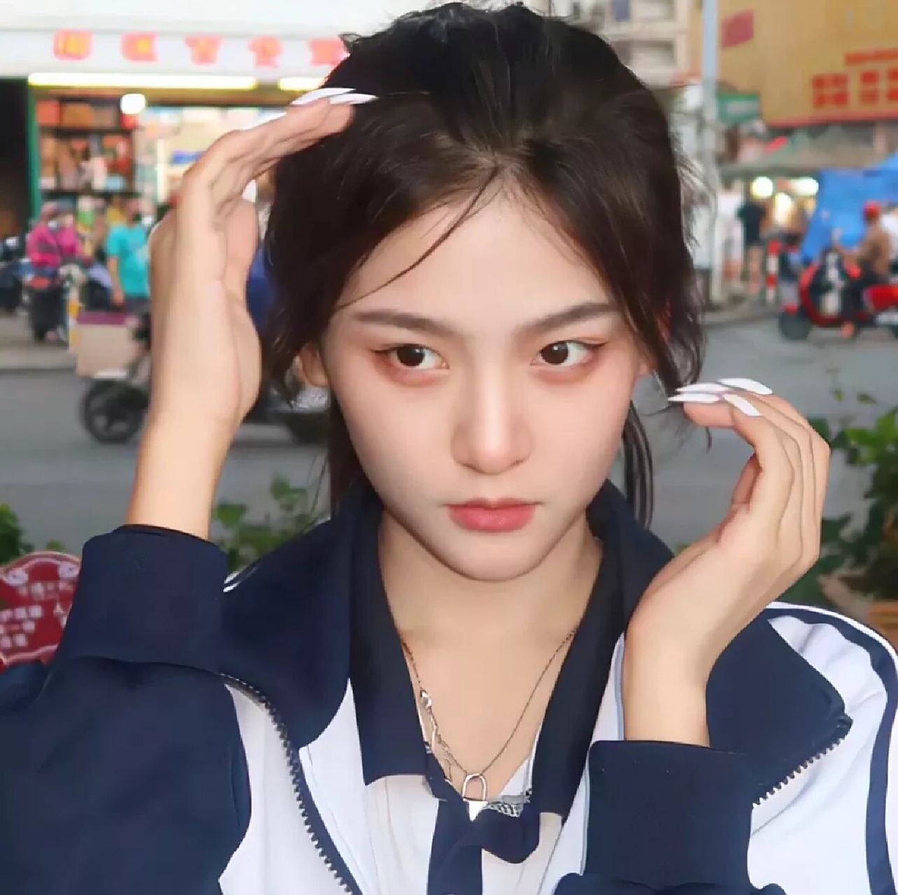 超好看的校园风女生头像呀    大家的高中生活有没有惊艳的人或事呢