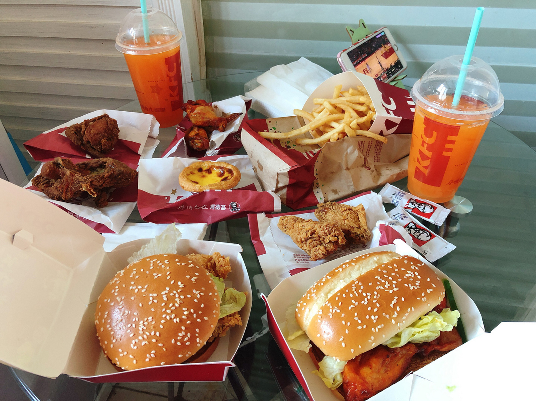 肯德基最爱套餐大满足 在某宝买的生日半价桶,直接来店里兑换.