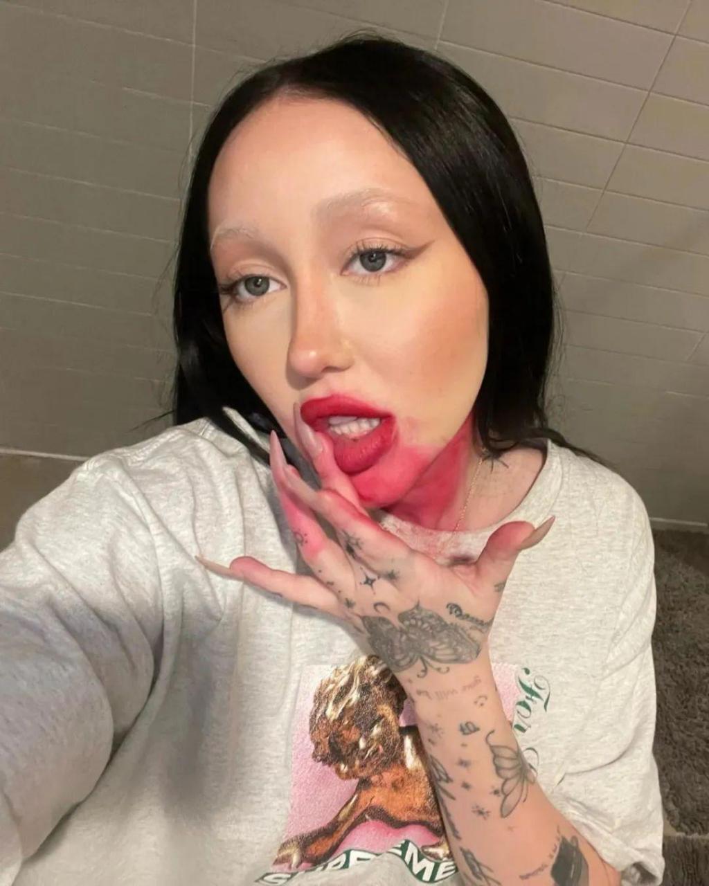 noah cyrus 今年23岁,她从小就得到了全美国的关注,早在2017年11月2日