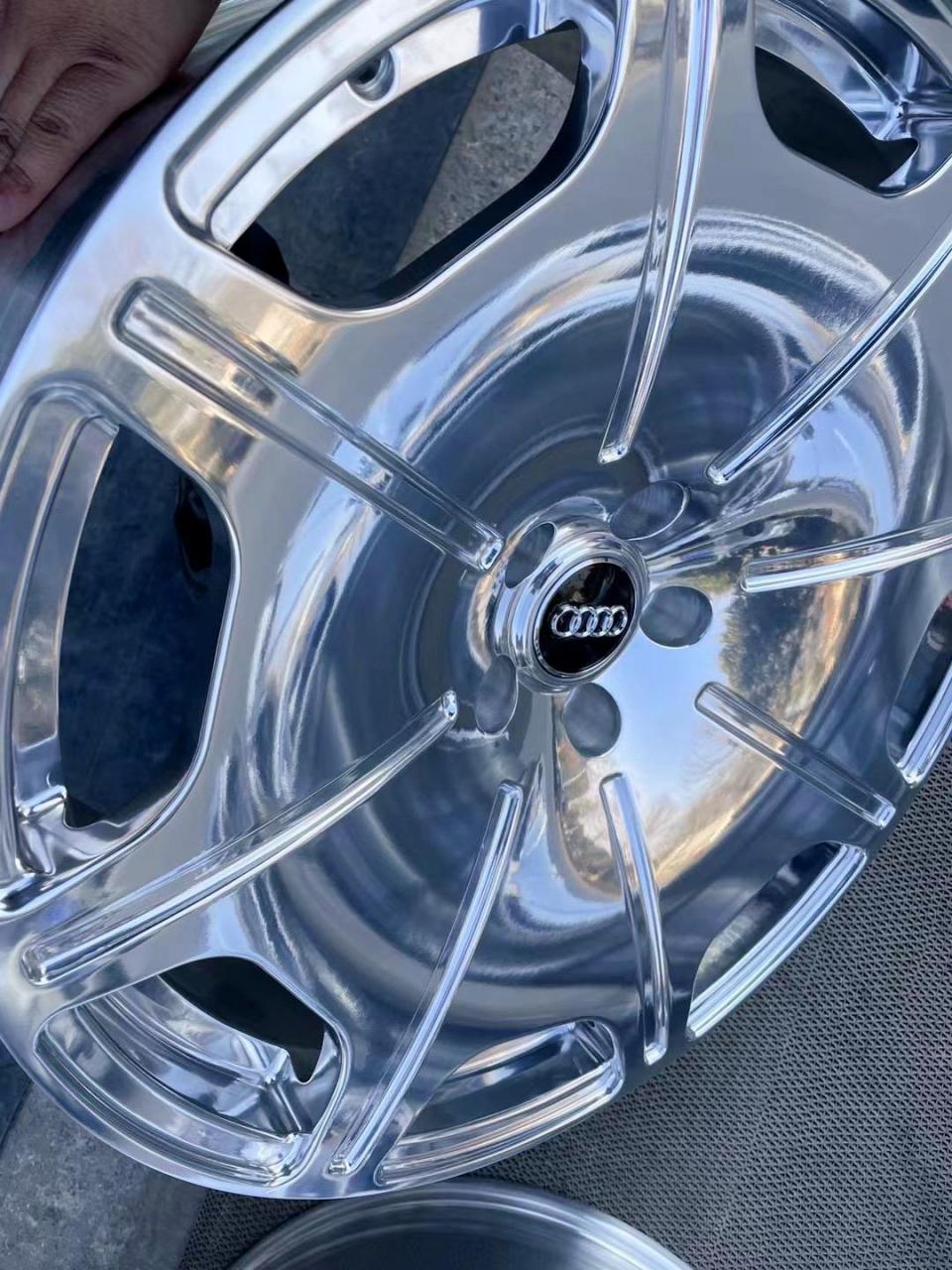 奥迪a8l霍希版20寸大饼轮毂 效果不错.