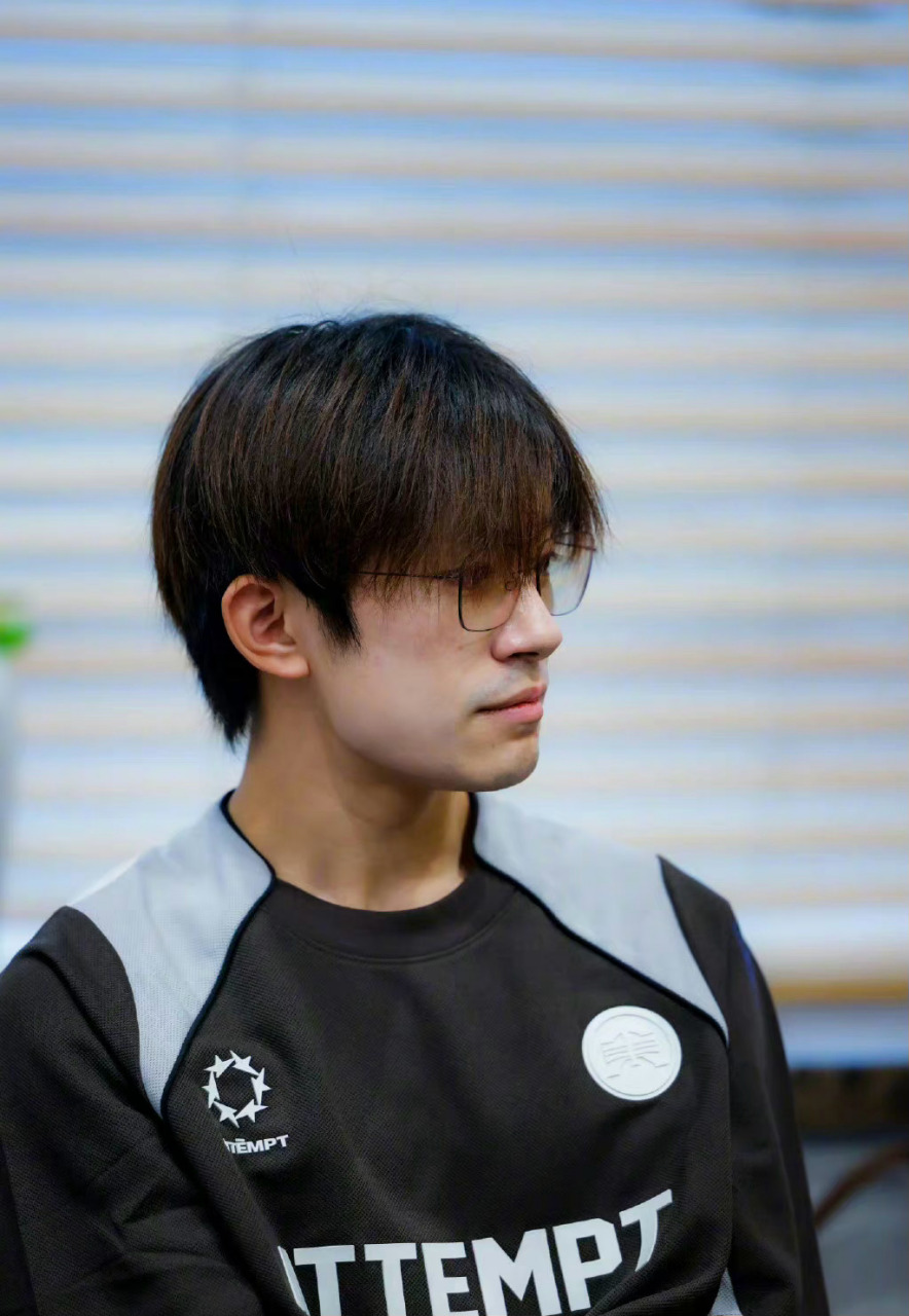 易烊千玺素颜顺毛易烊千玺素颜怼脸  来看看易烊千玺素颜怼脸 状态