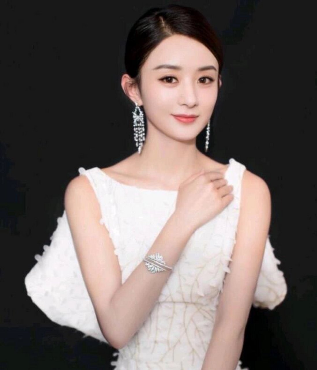 3次300  对比女性的鼻子来说,通常以侧面看鼻梁挺拔,线条流畅柔