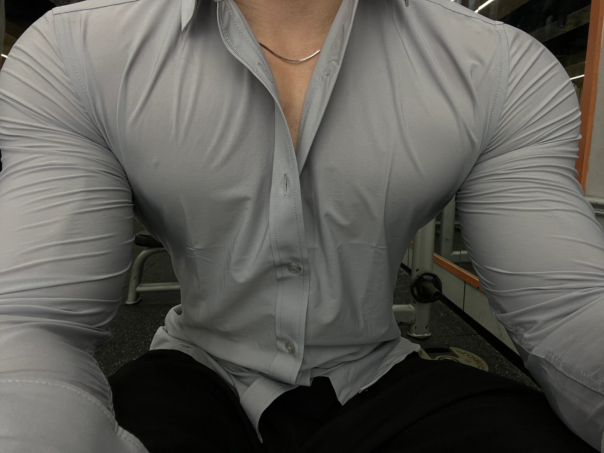 健身男穿衬衫撸铁近期93照