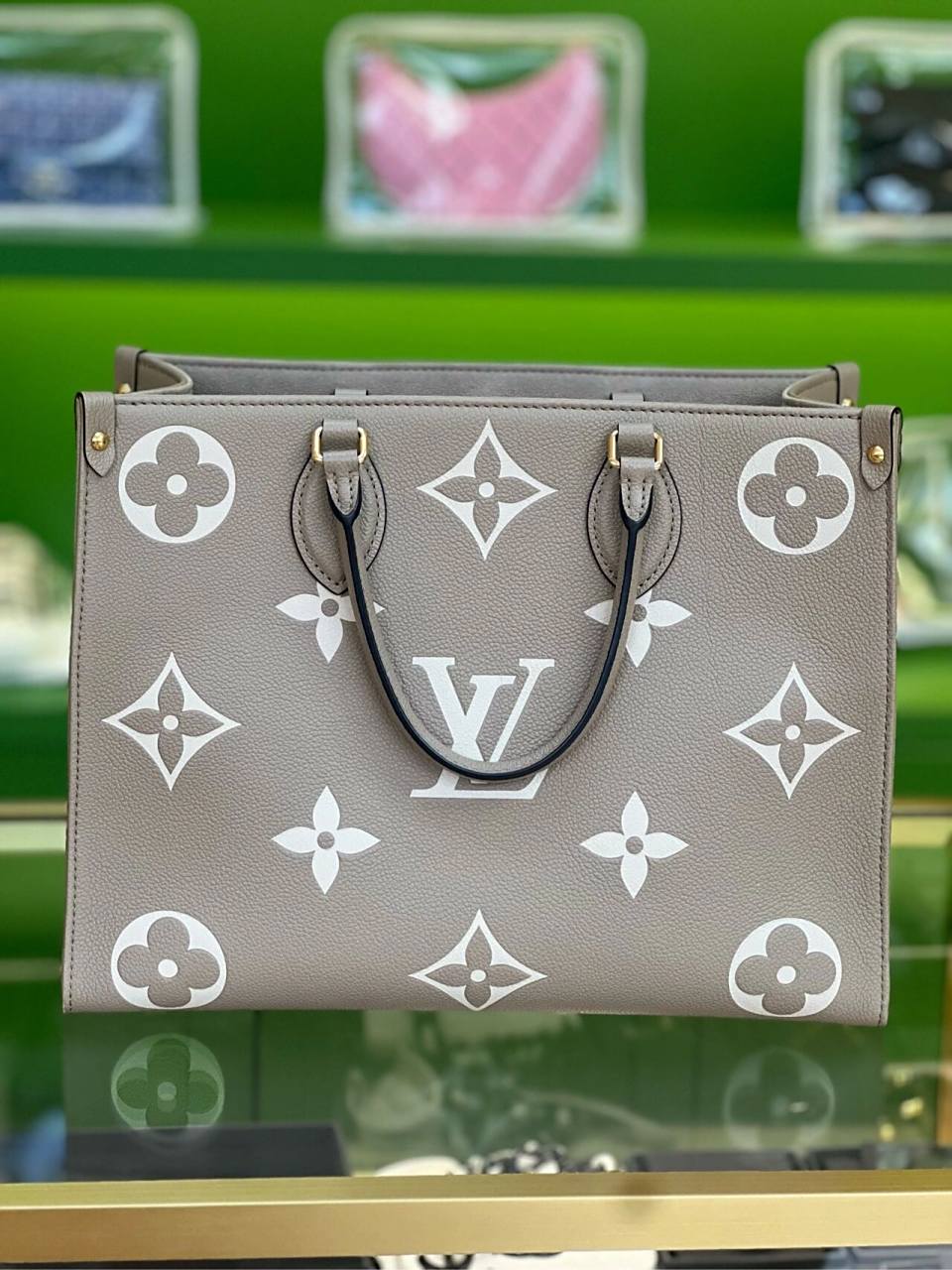 lv大象灰中号onthego 99新lv大象灰中号onthego 尺寸:35x27cm 肩带