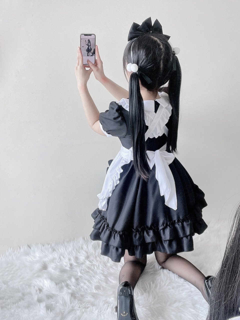对镜拍照姿势分享 女仆装 性感可爱并存的女仆装
