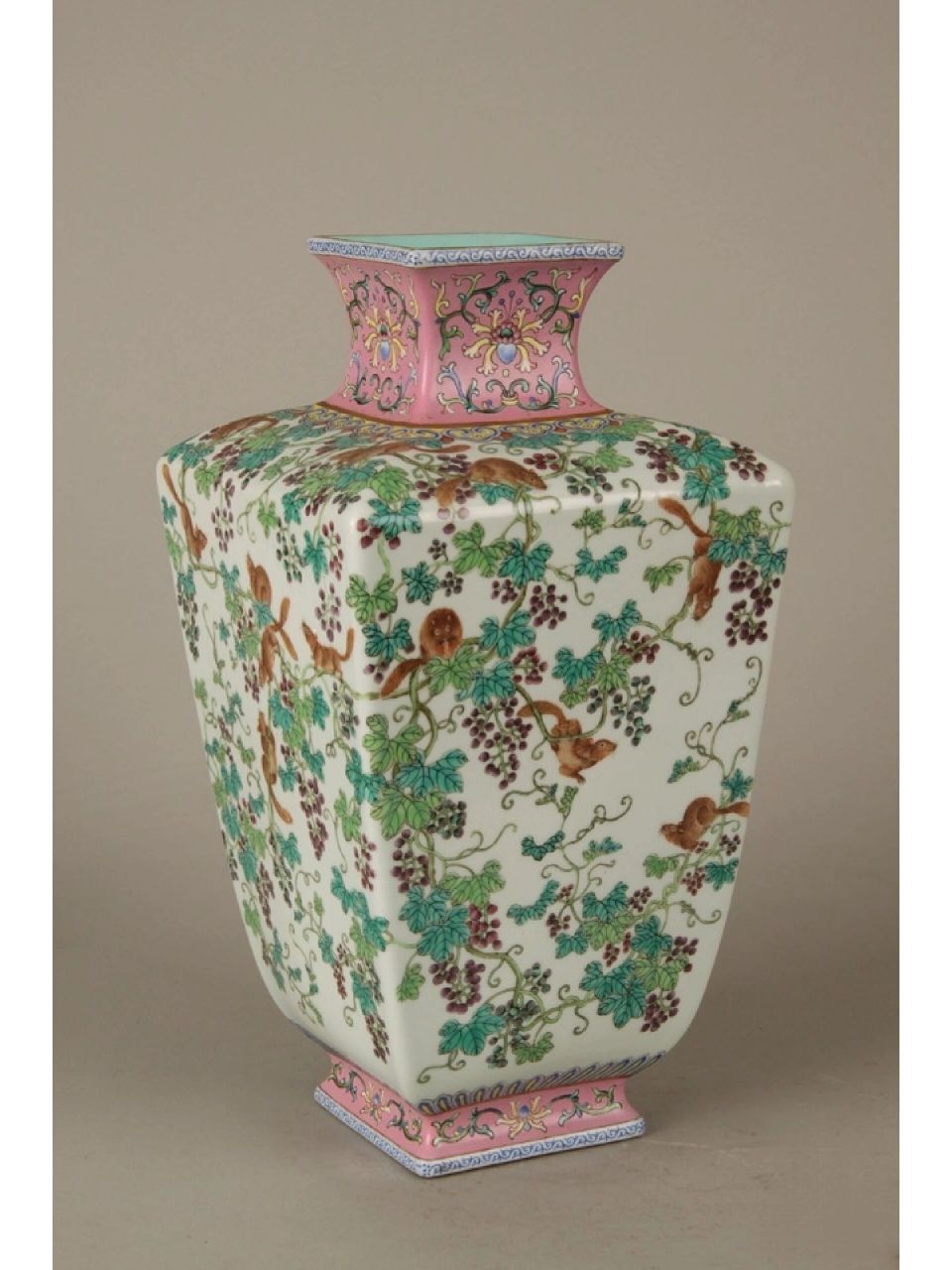 识瓷·清乾隆粉彩松鼠葡萄纹四方瓶 侈口,圈足外撇,内饰绿釉,口沿颈部