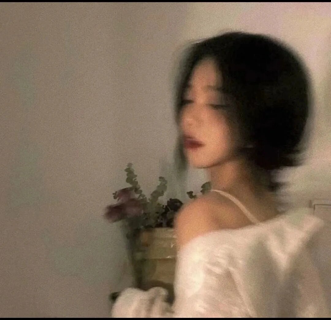 女生头像:凌乱模糊感真人女生头像.