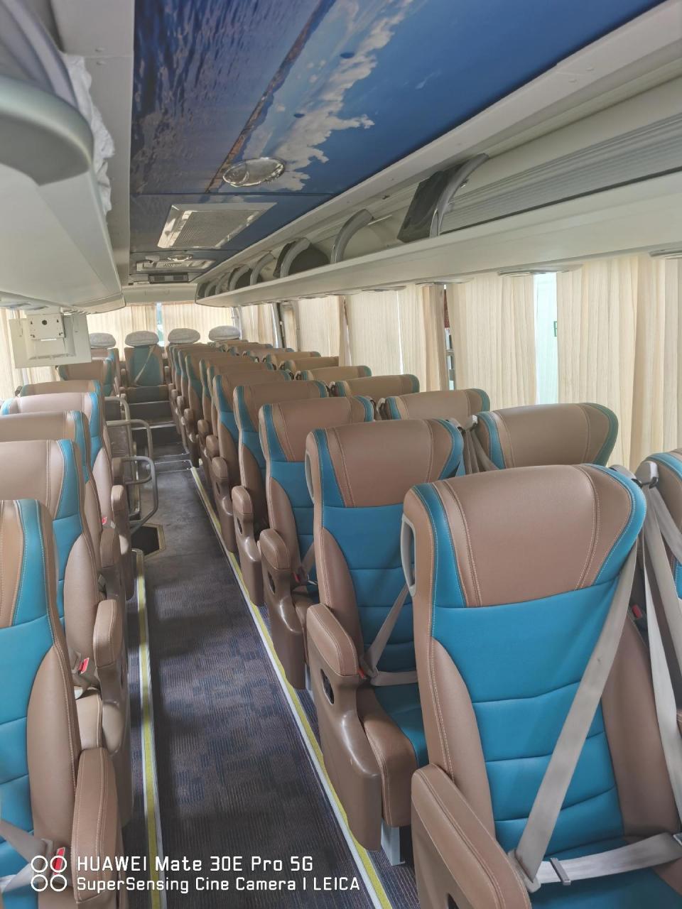 宇通12米37座2 1旅游大巴,全新底盘升降100mm,气动贯通式行李舱