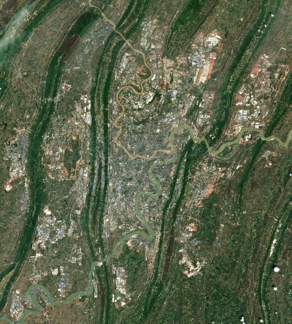 山火后的重庆主城区卫星地图 过火区域呈现褐色