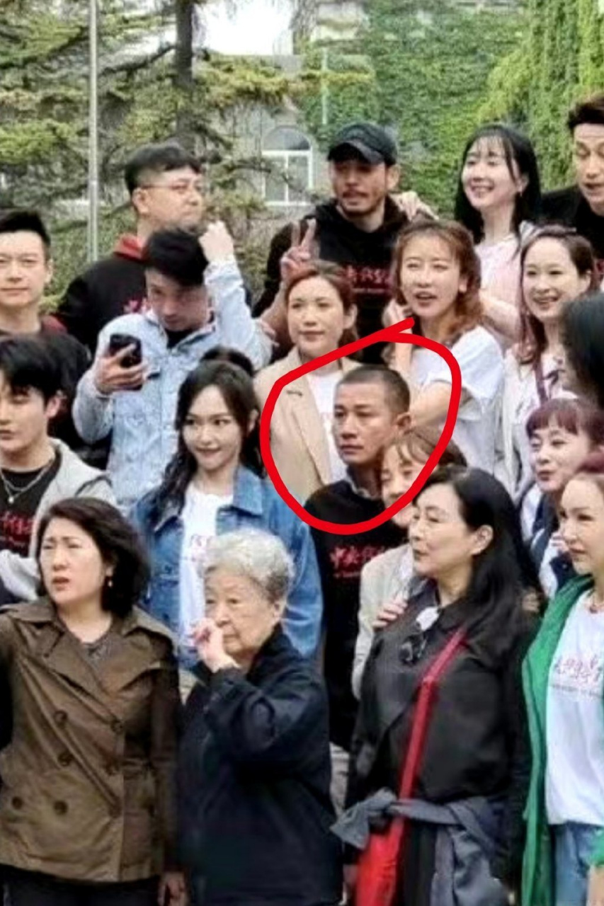 文章 对是我 有网友发现唐嫣中戏同学聚会合照中,旁边好像是文章.